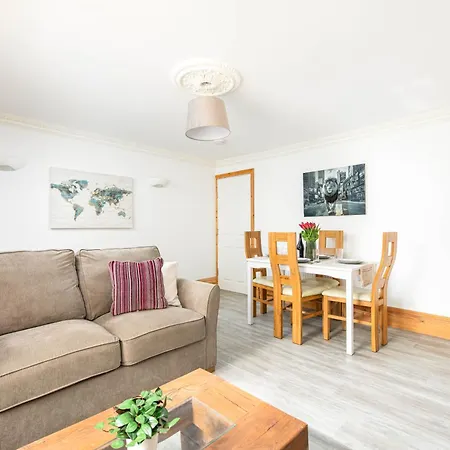 Basement Flat-parking-by Fabaccommodation