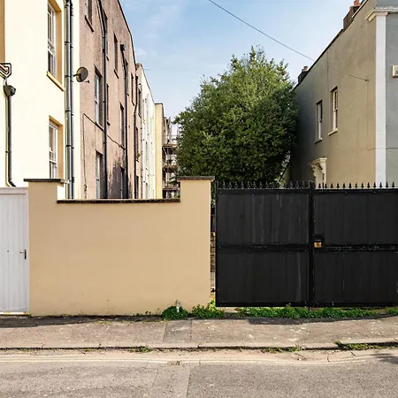 Basement Flat-parking-by Fabaccommodation *